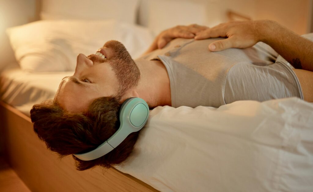 Un usuario hombre escuchando spotify